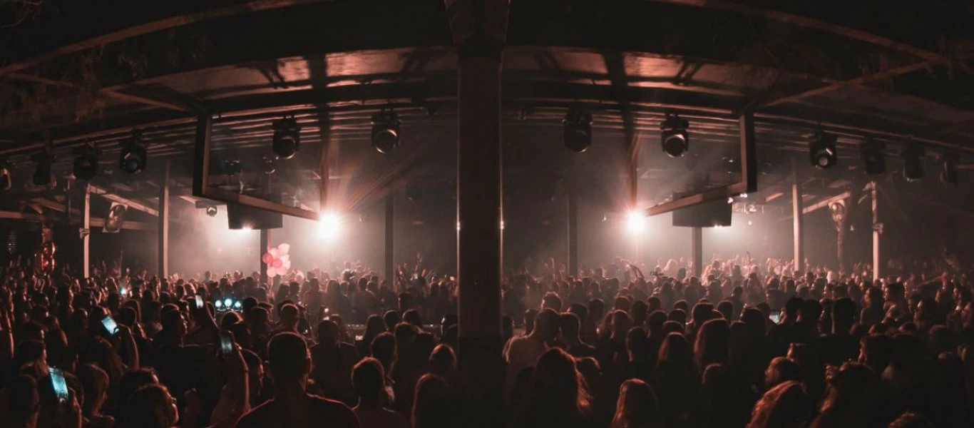 «Χαστούκια» στη βιομηχανία της διασκέδασης: Το Ακάνθους ακύρωσε όλες τις εκδηλώσεις εξαιτίας των μέτρων για τον κορωνοϊό